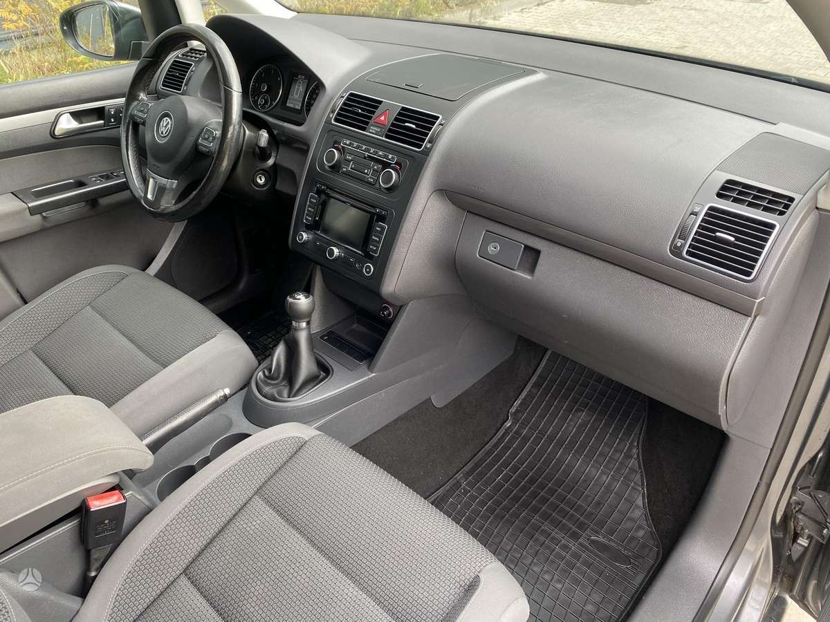 Volkswagen Touran 2012 — photo 17