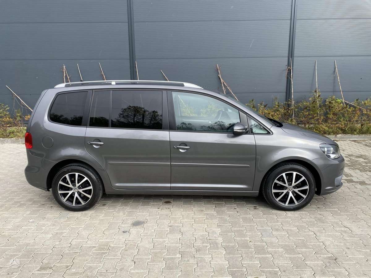 Volkswagen Touran 2012 — rear view