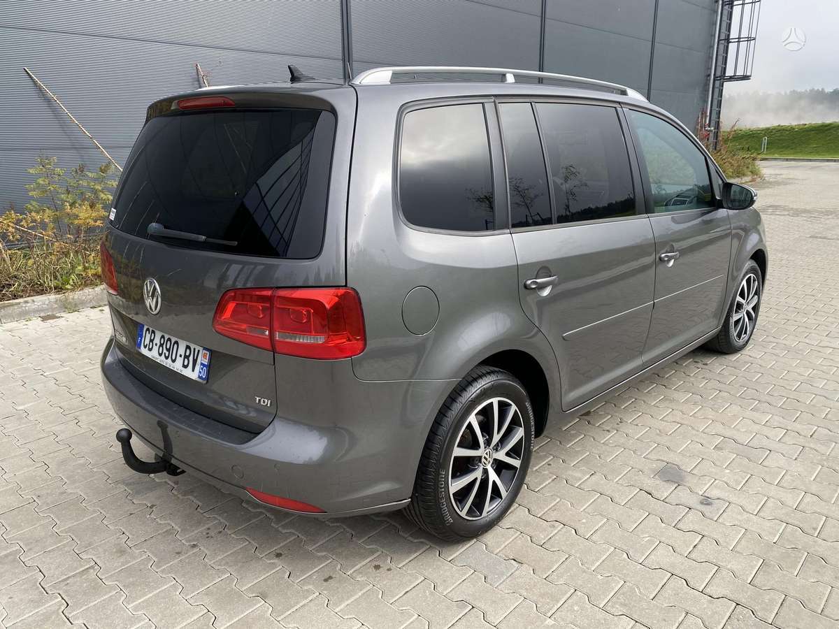 Volkswagen Touran 2012 — interior