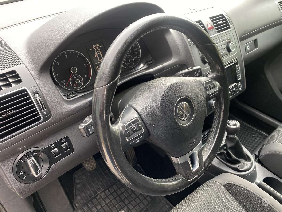 Volkswagen Touran 2012 — photo 9