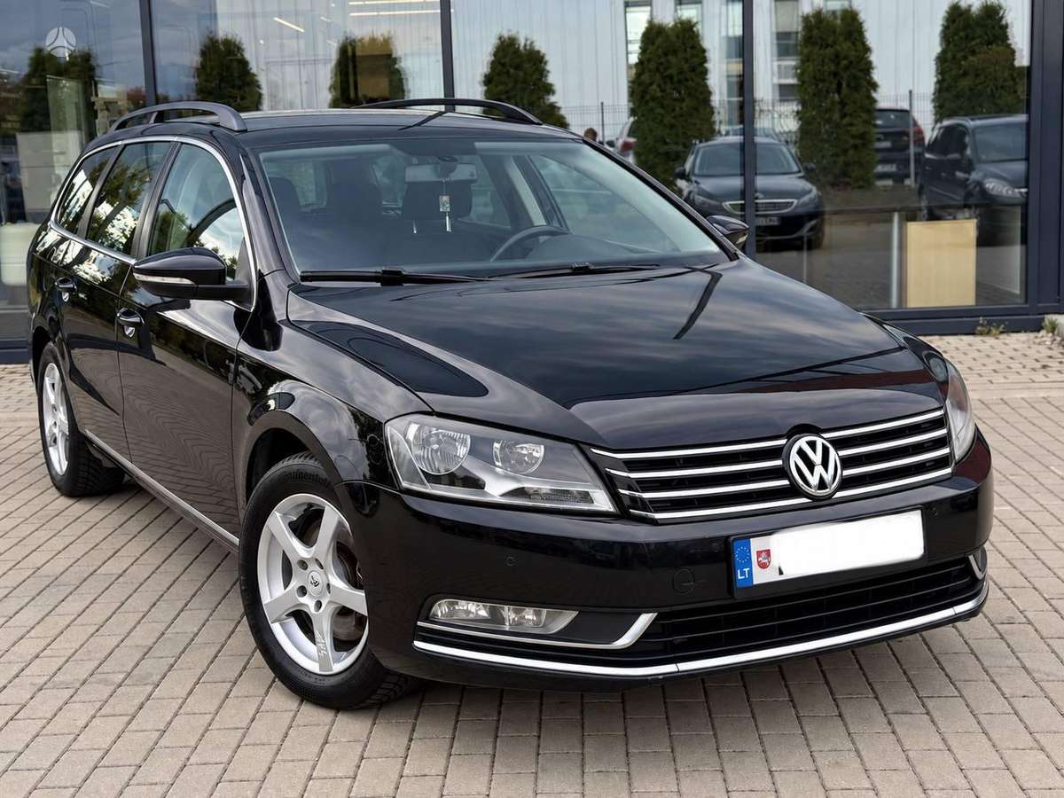 Volkswagen Passat 2012 — вигляд ззаду