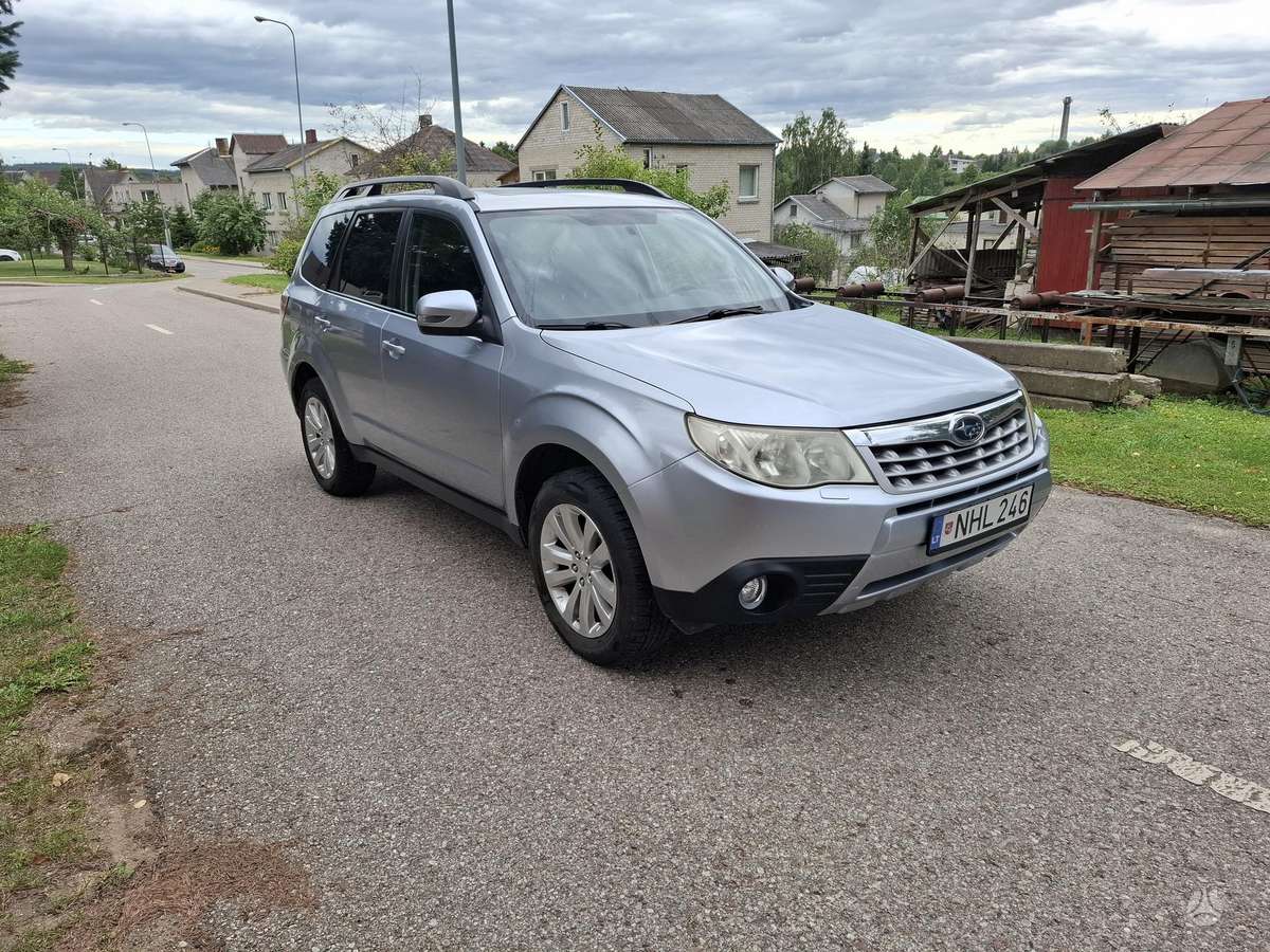Subaru Forester 2012 — rear view