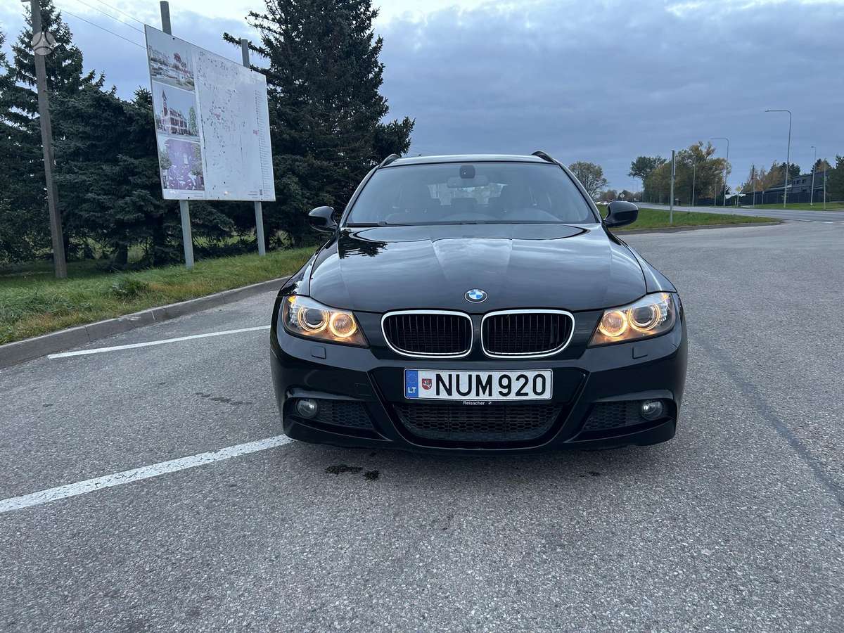 BMW 320 2009 — rear view