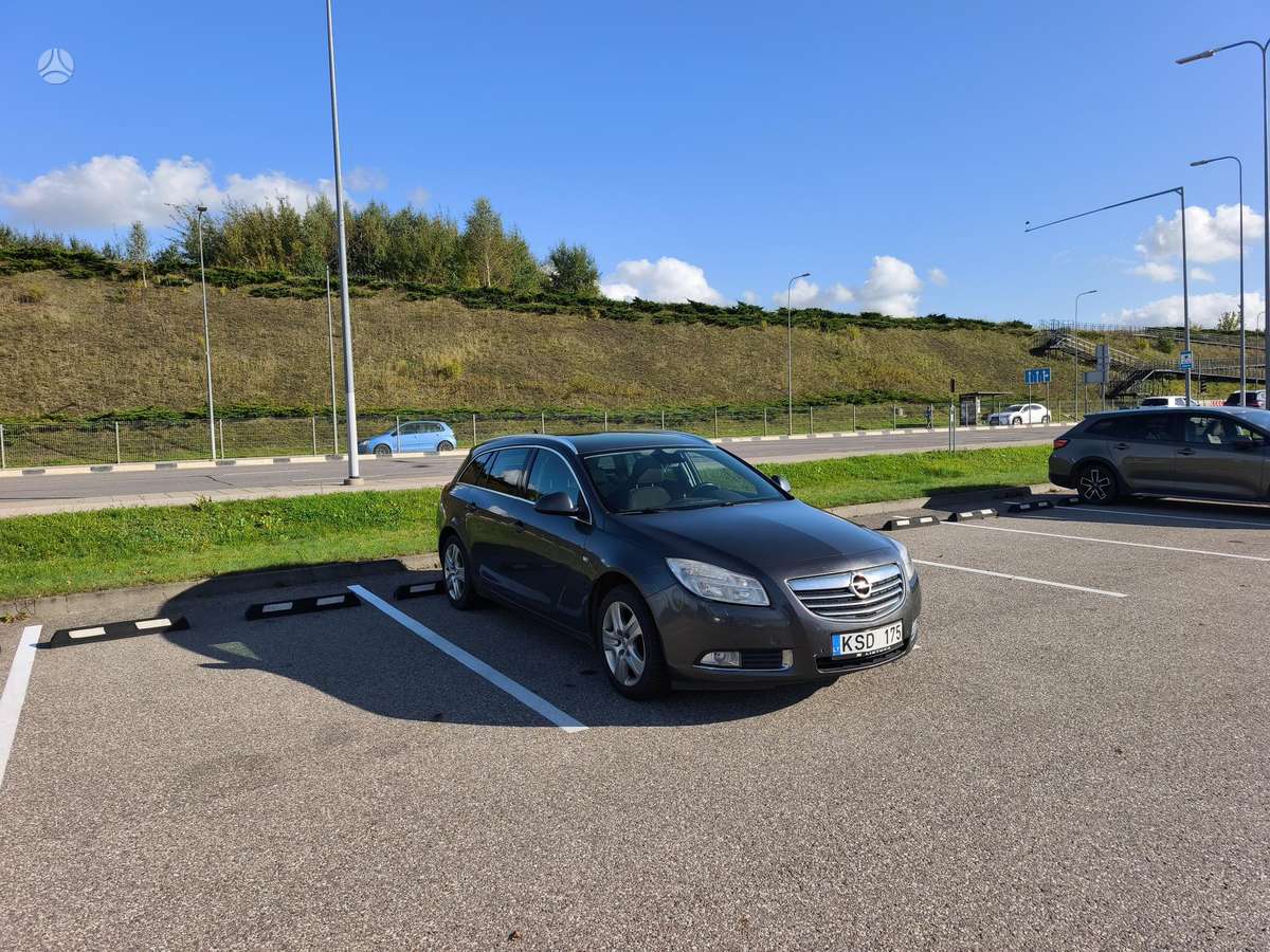 Opel Insignia 2011 — rear view
