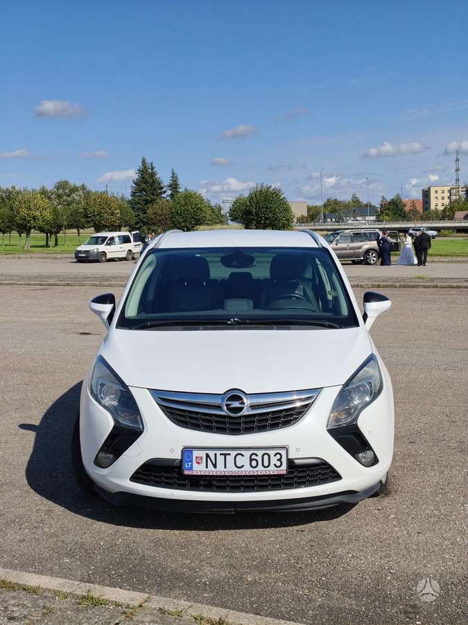Opel Zafira 2011 — салон