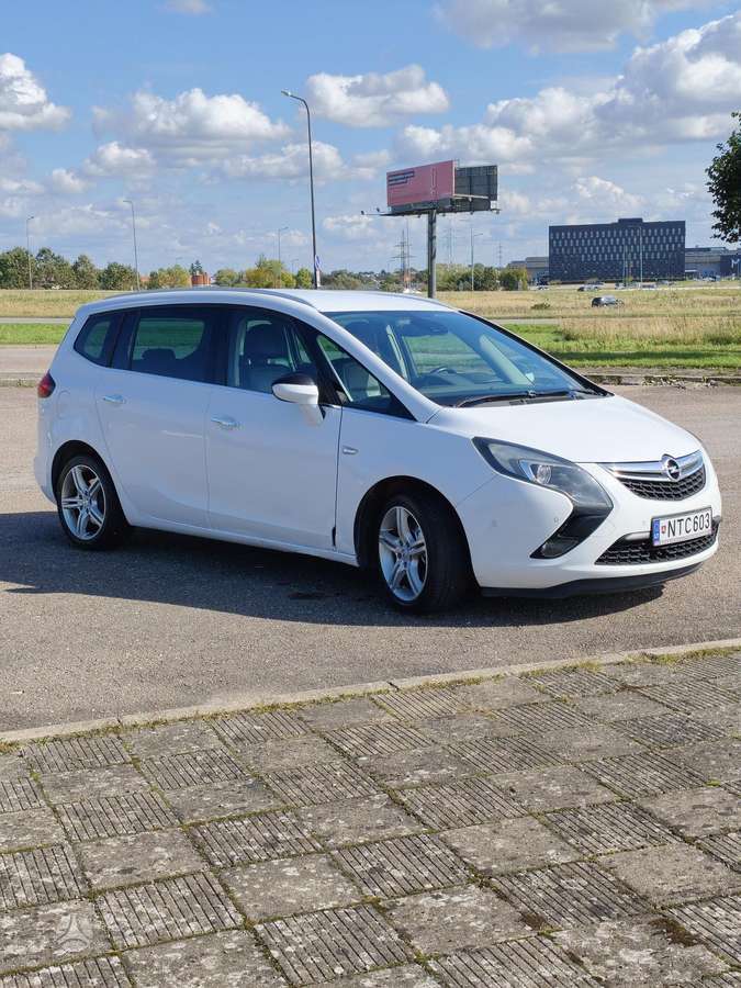 Opel Zafira 2011 — двигун 1956 cm³, 131 HP (96kW)