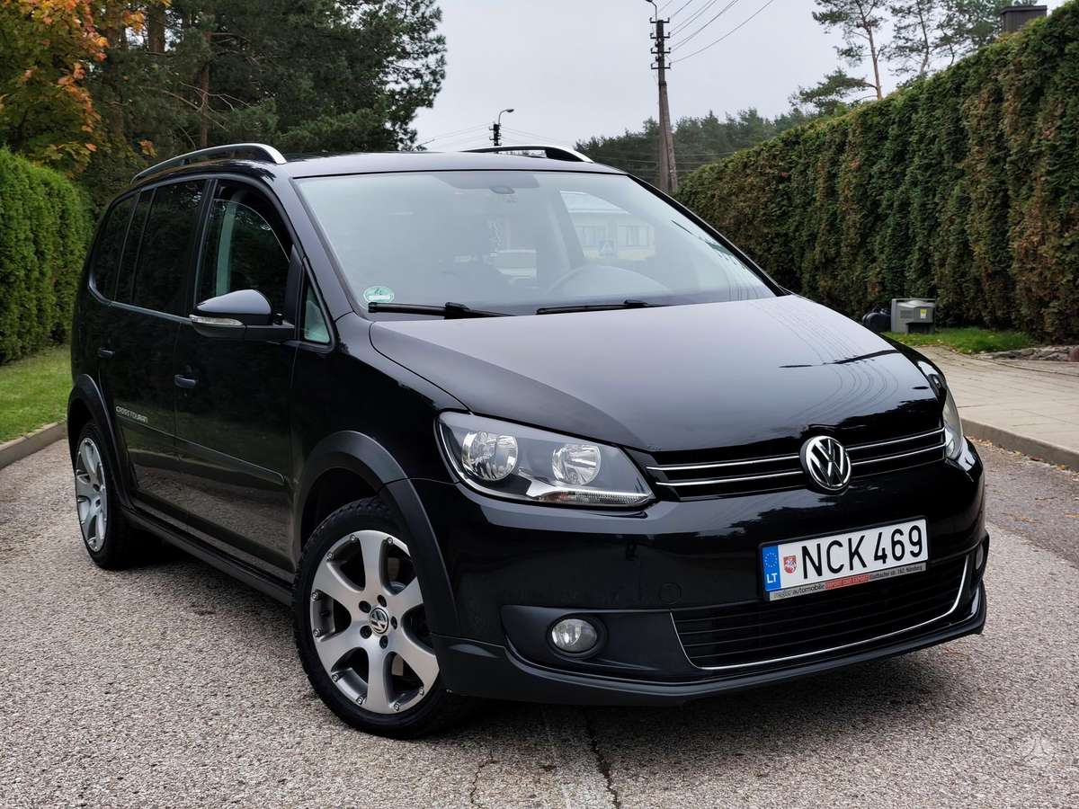 Volkswagen Touran 2011 — вигляд ззаду