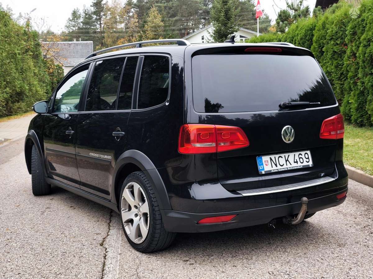 Volkswagen Touran 2011 — салон