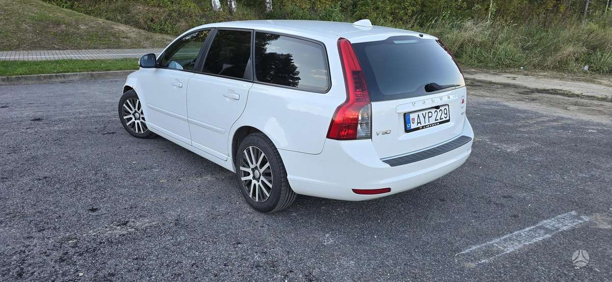 Volvo V50 2009 — салон