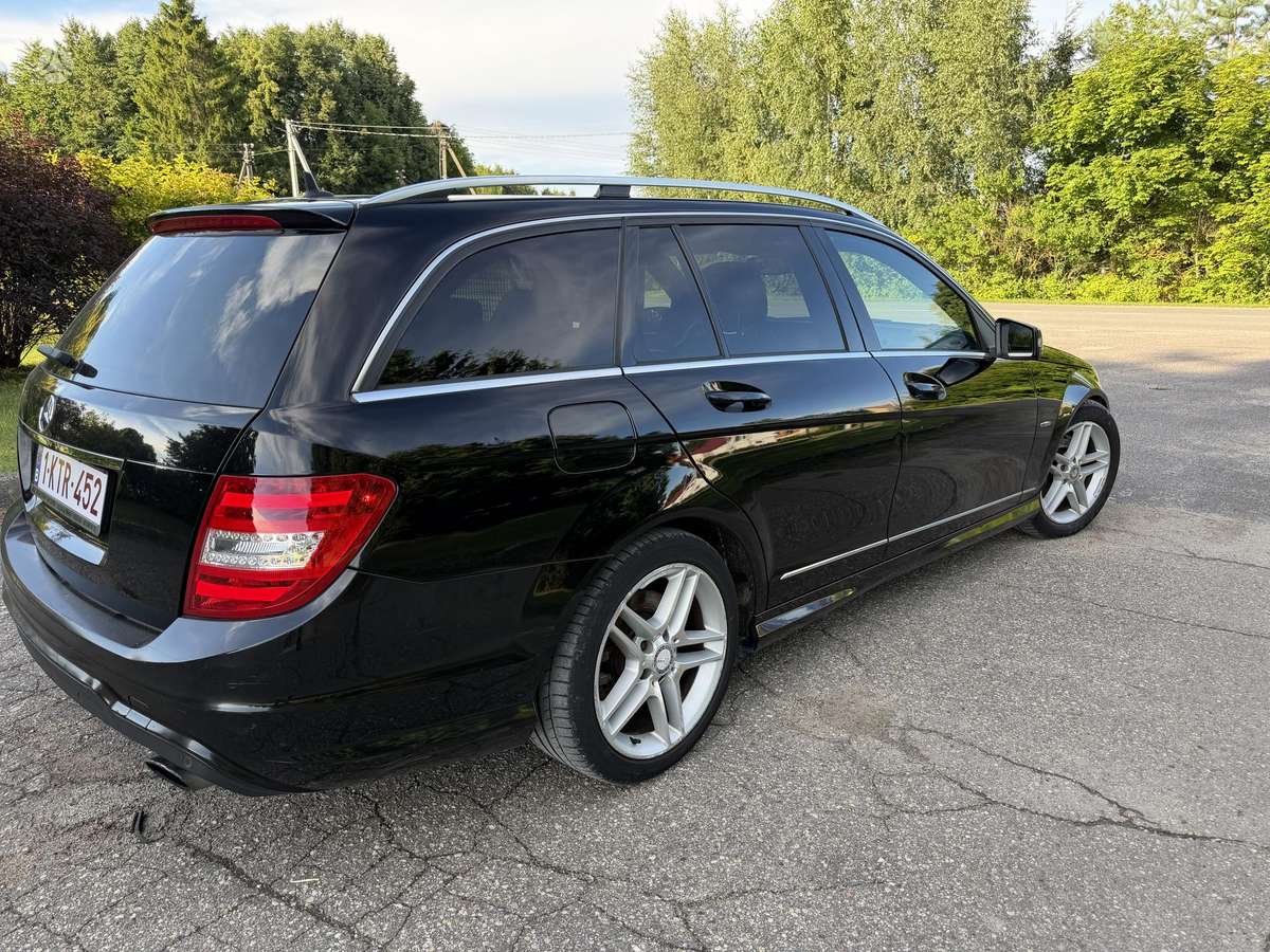 Mercedes-Benz C300 2011 — rear view