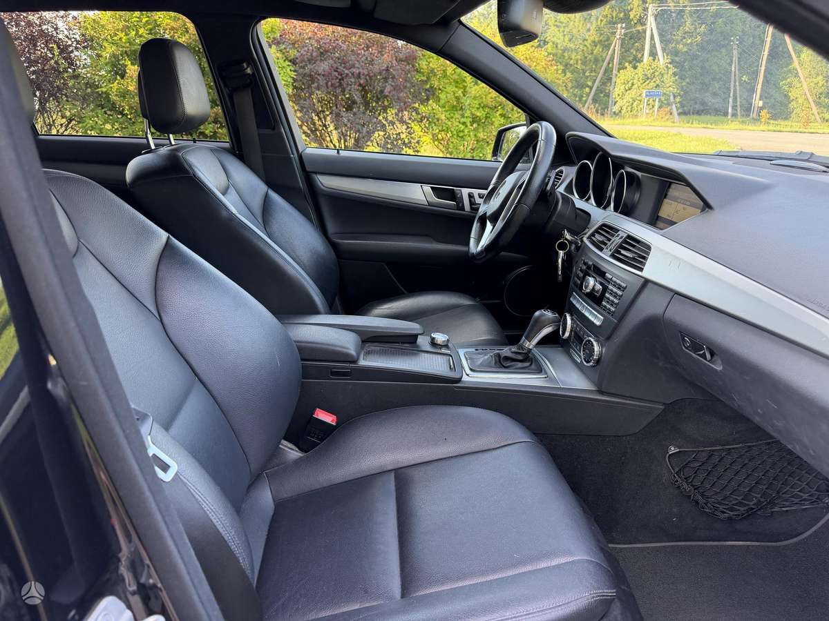 Mercedes-Benz C300 2011 — photo 6