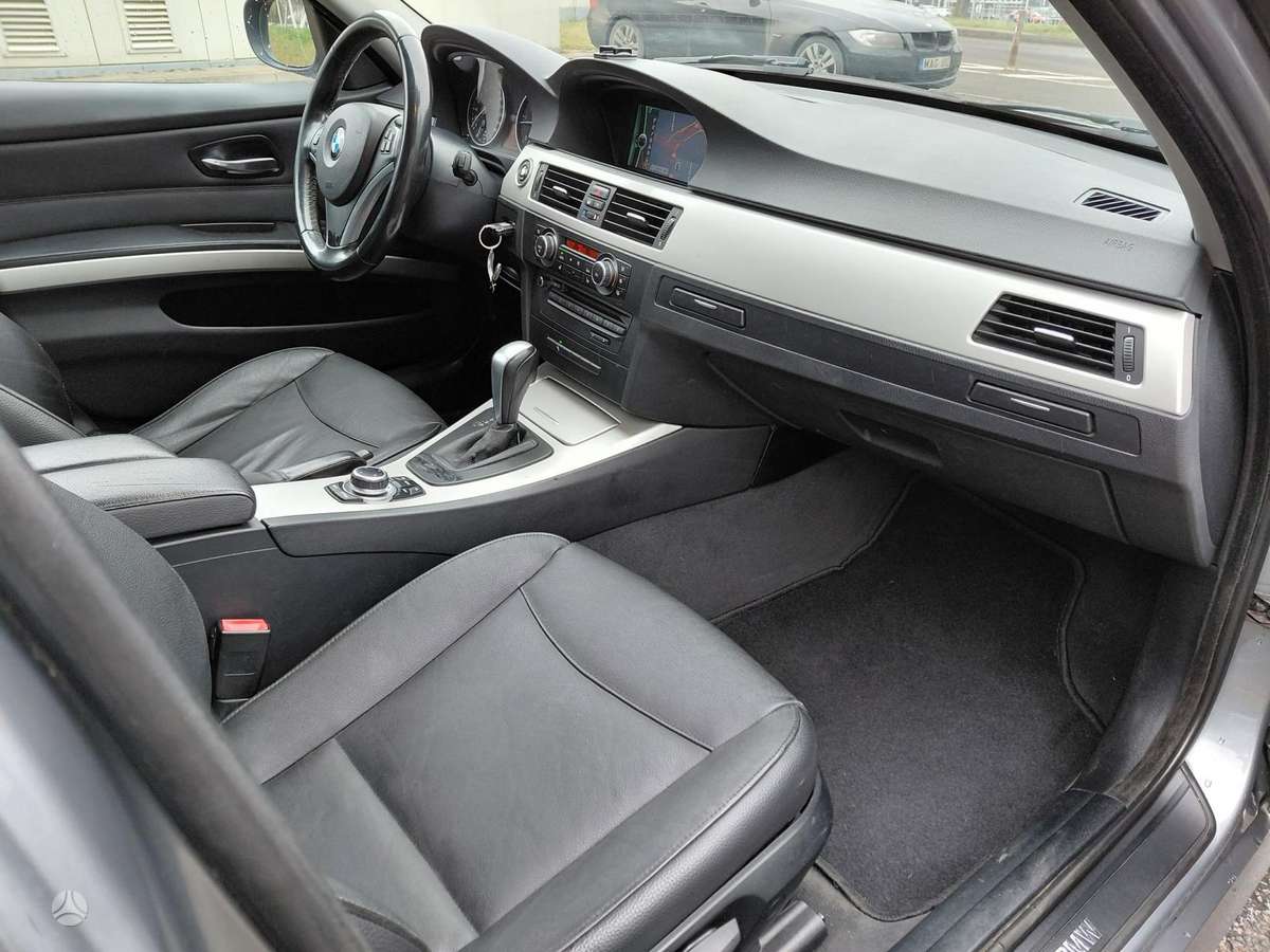 BMW 320 2010 — photo 16