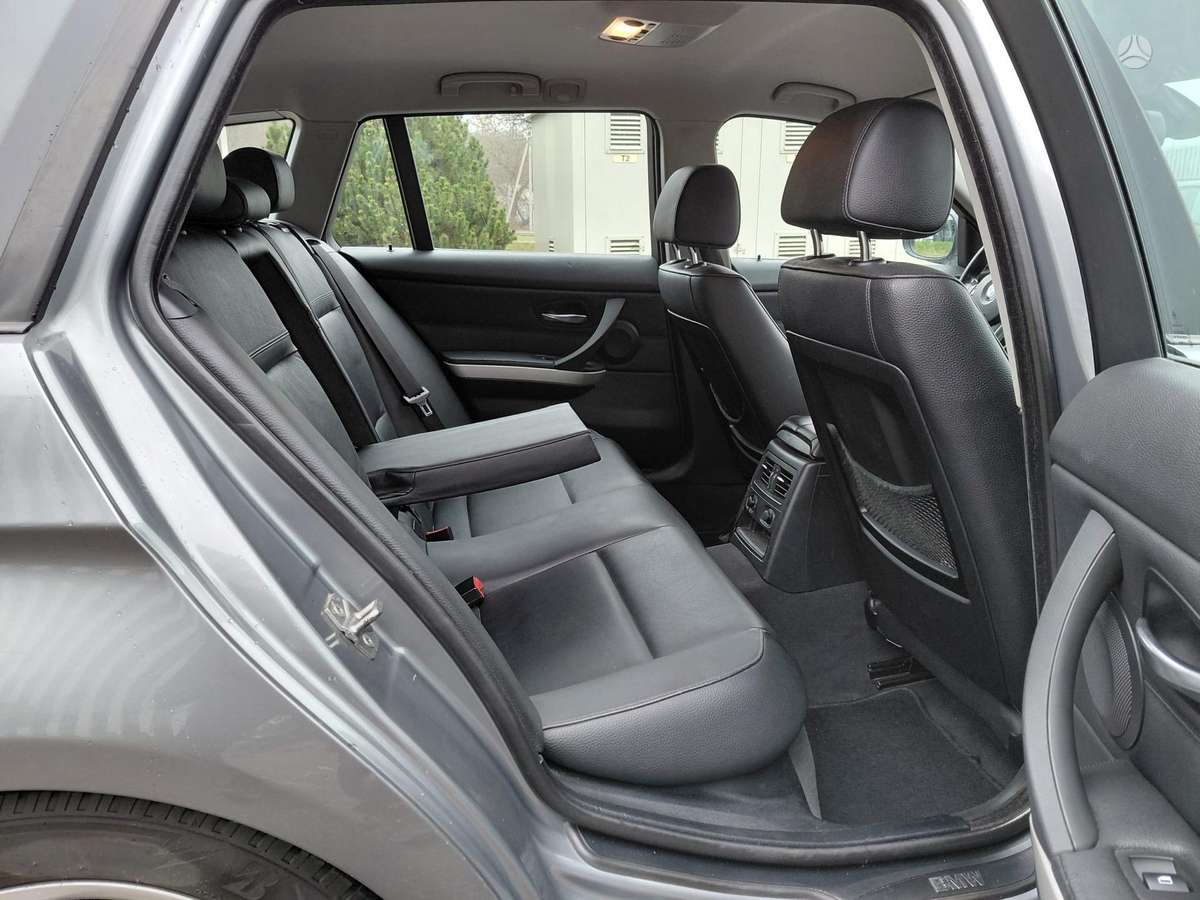 BMW 320 2010 — photo 18