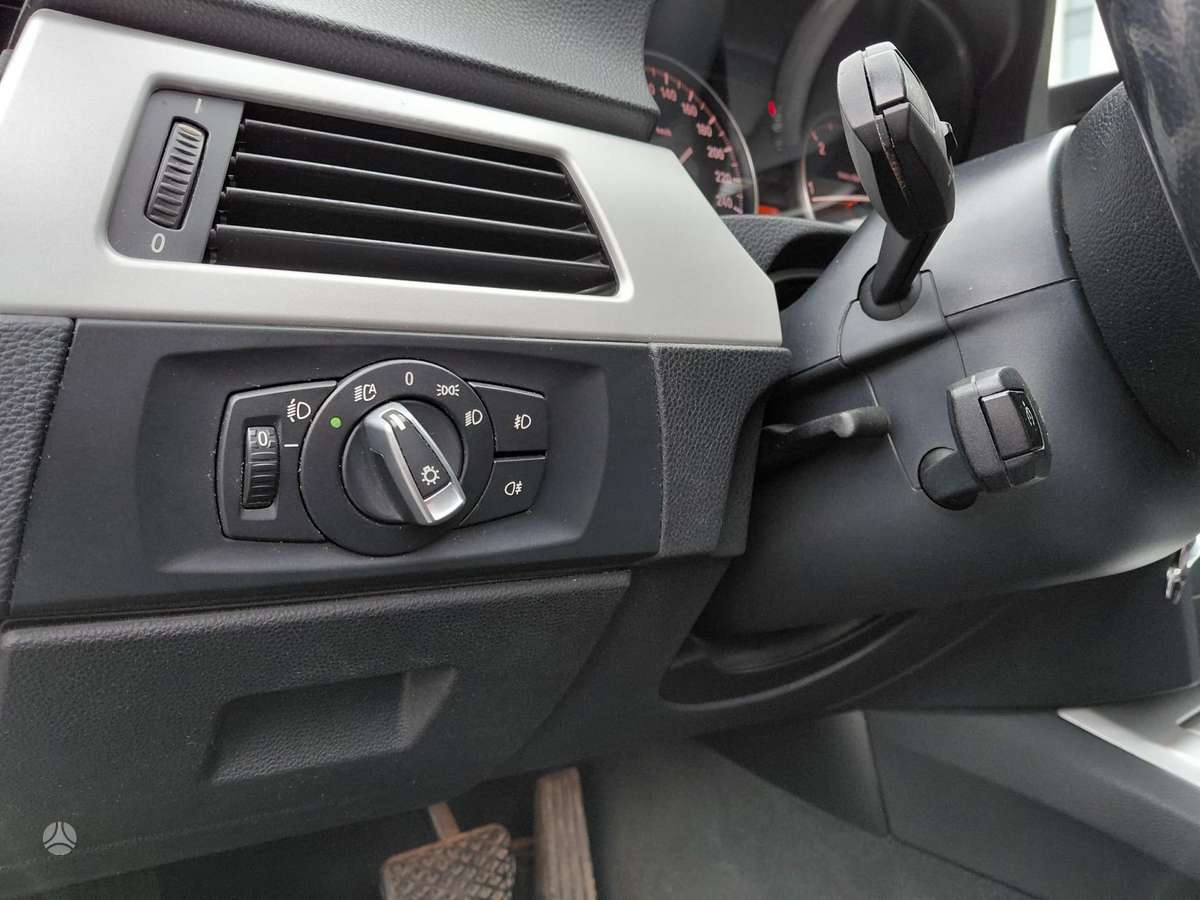 BMW 320 2010 — photo 20