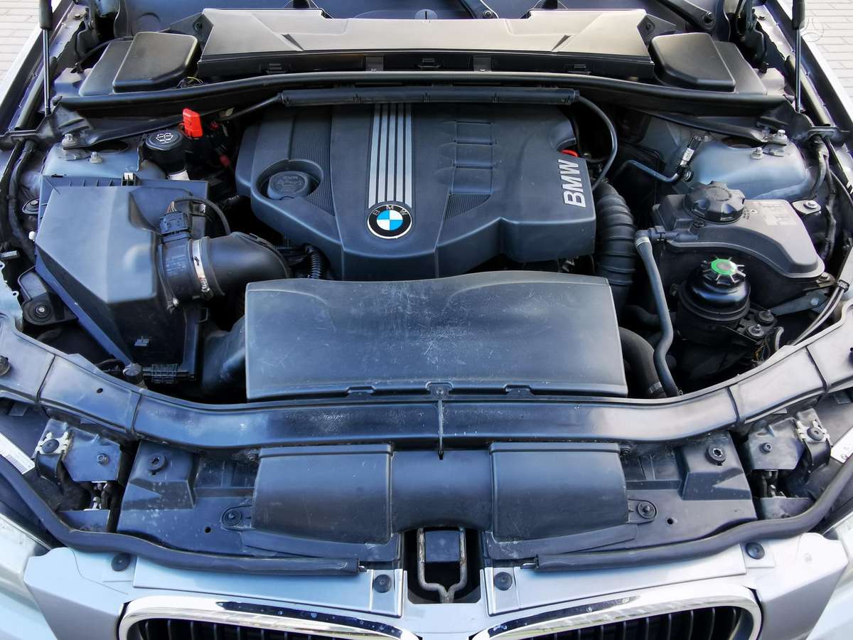 BMW 320 2010 — photo 25