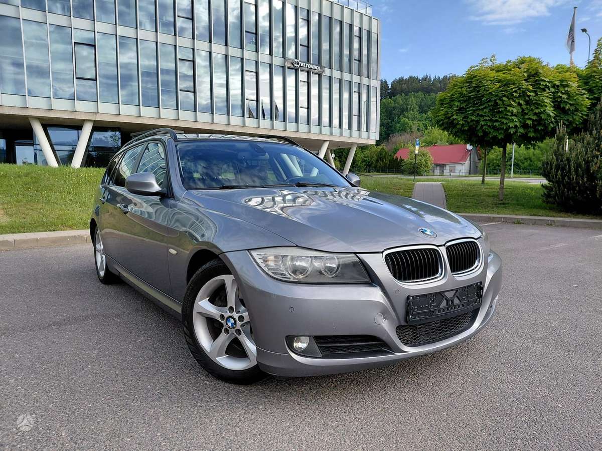 BMW 320 2010 — photo 26