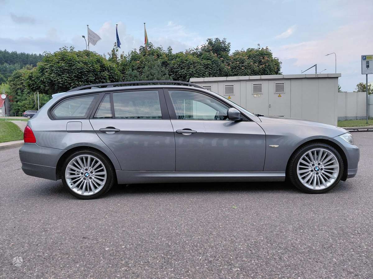 BMW 320 2010 — photo 8