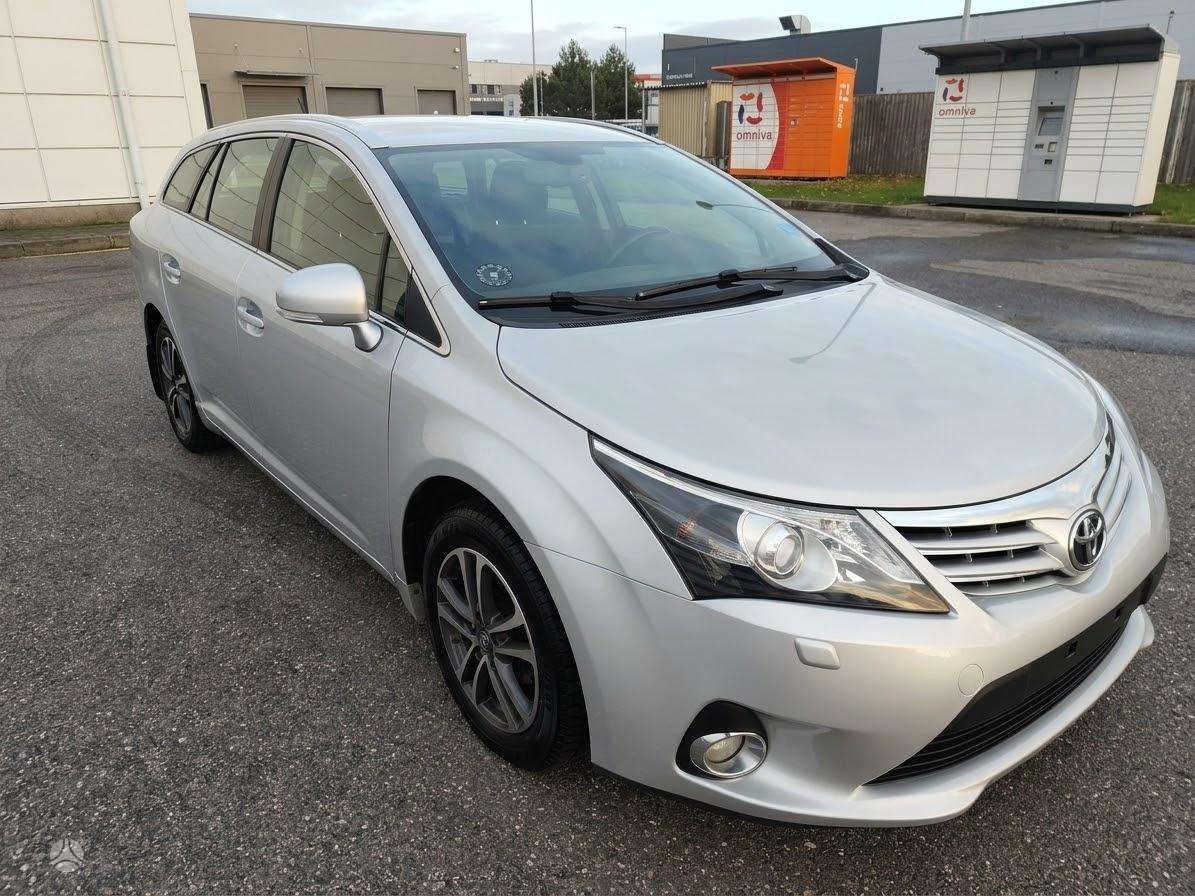 Toyota Avensis 2013 — вигляд ззаду