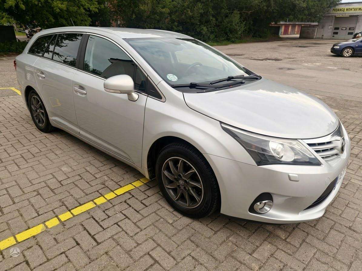 Toyota Avensis 2013 — rear view