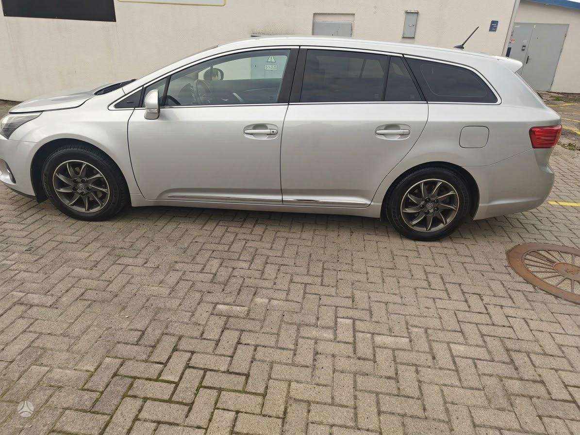Toyota Avensis 2013 — interior