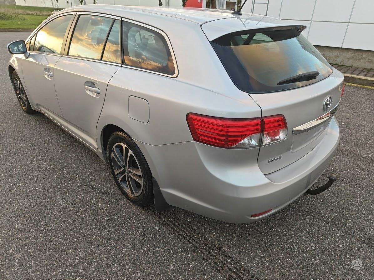 Toyota Avensis 2013 — салон