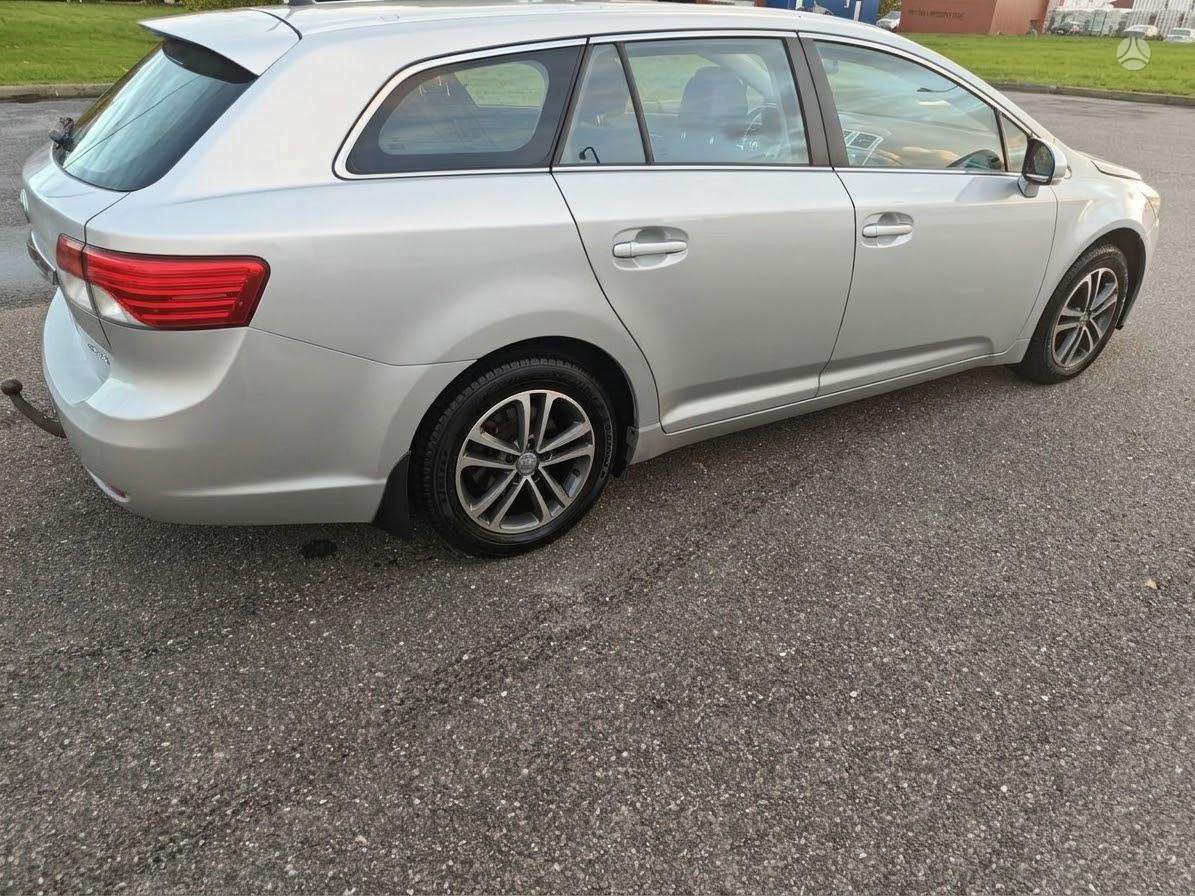 Toyota Avensis 2013 — двигун 1998 cm³, 124 HP (91kW)