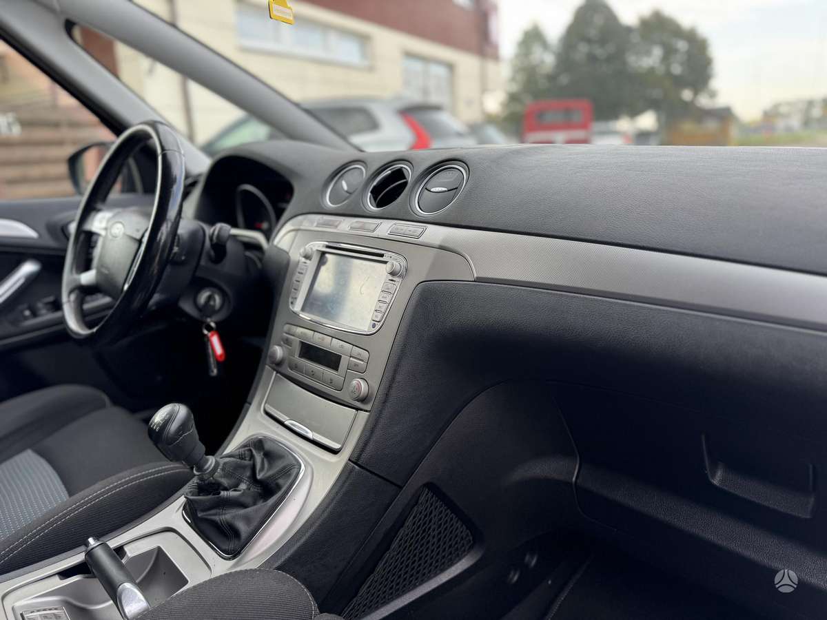 Ford S-MAX 2011 — photo 22