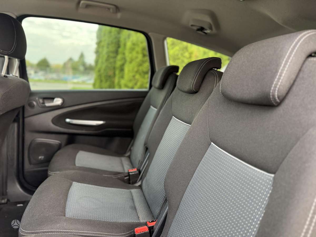 Ford S-MAX 2011 — photo 25