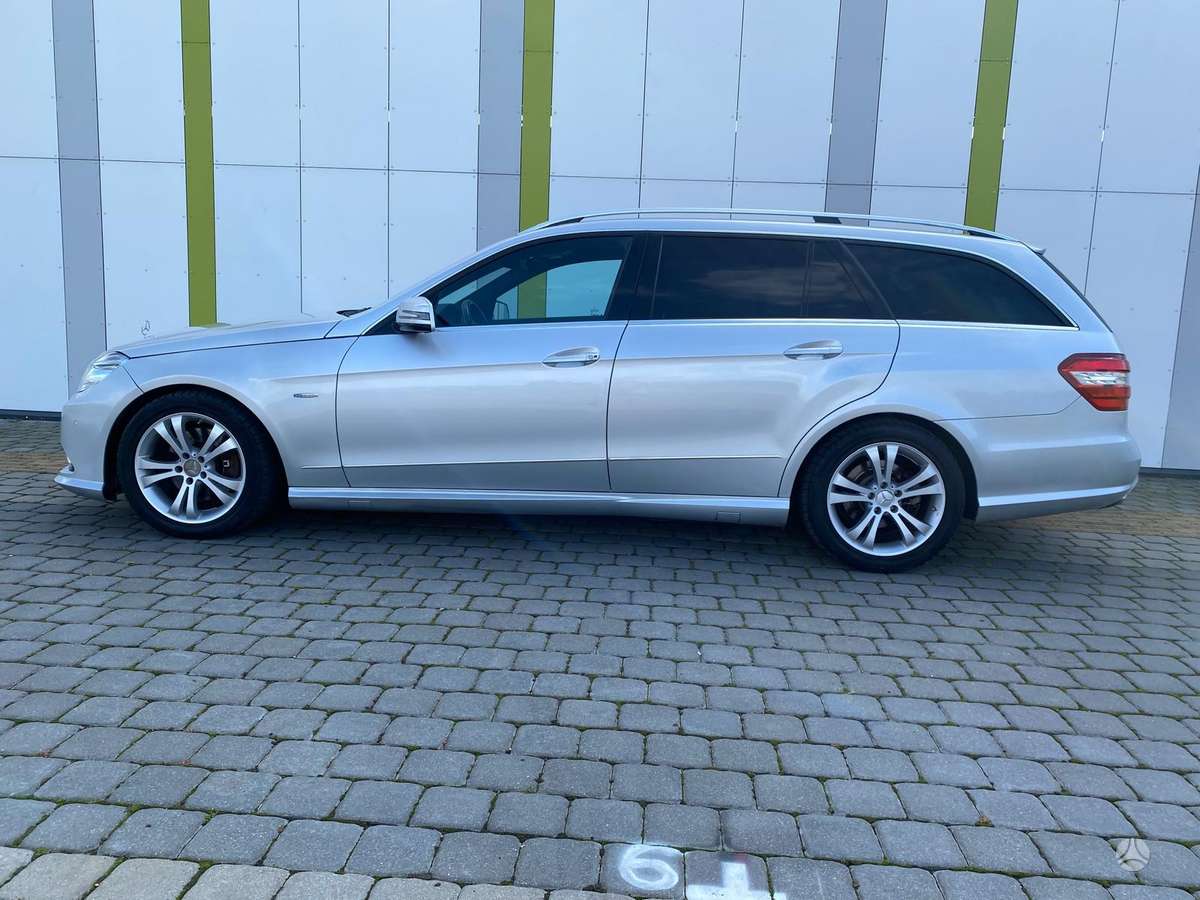 Mercedes-Benz E250 2010 — вигляд ззаду