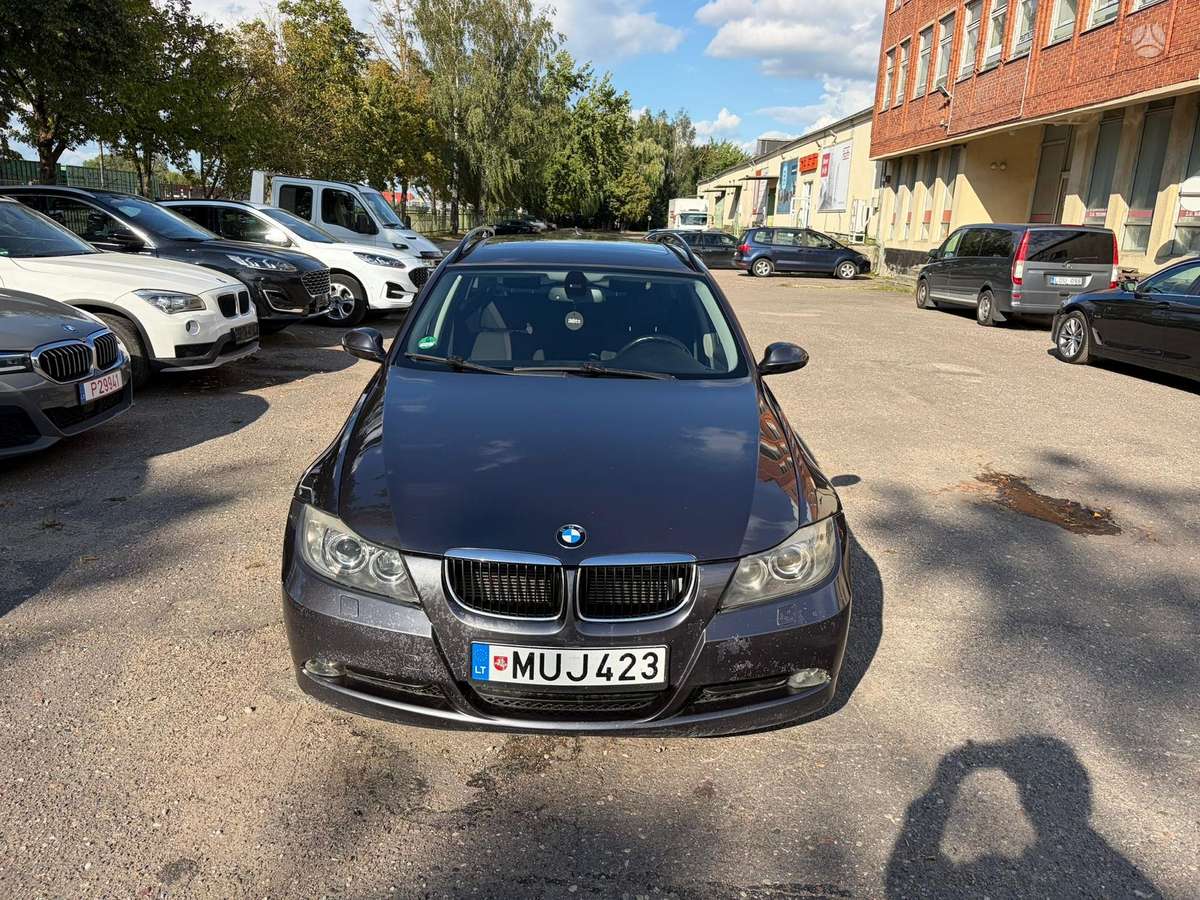 BMW 320 2005 — rear view