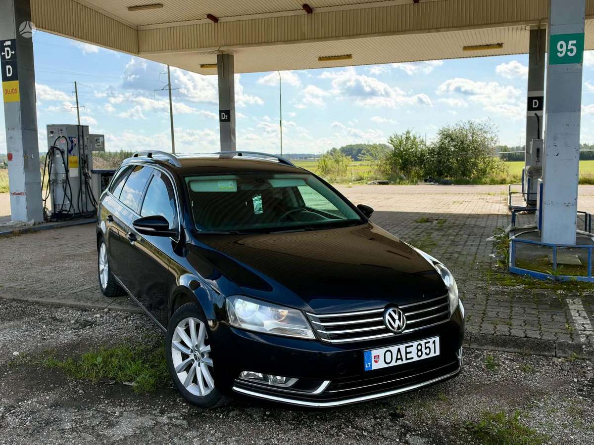 Volkswagen Passat 2011 — interior