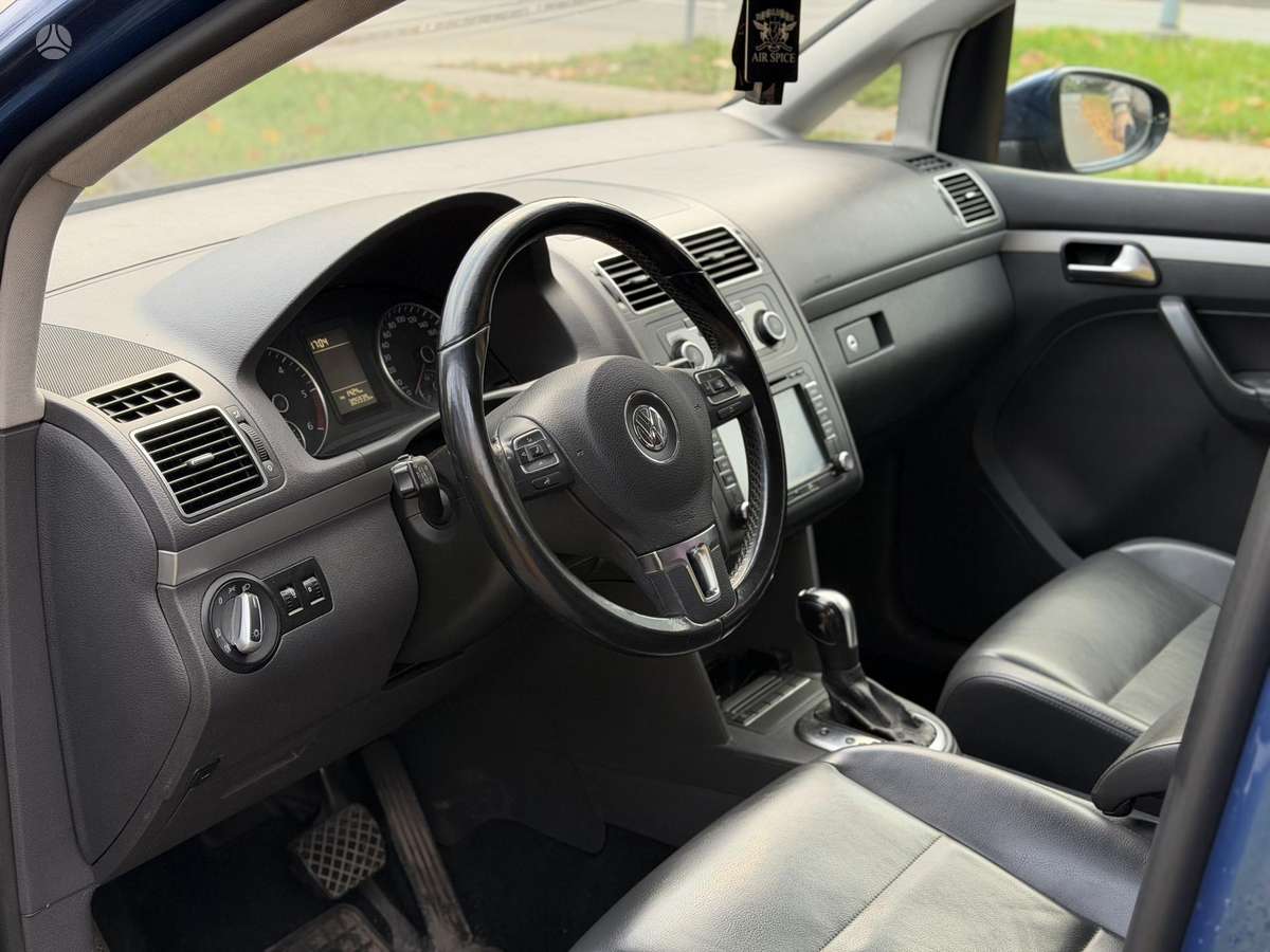 Volkswagen Touran 2012 — photo 11