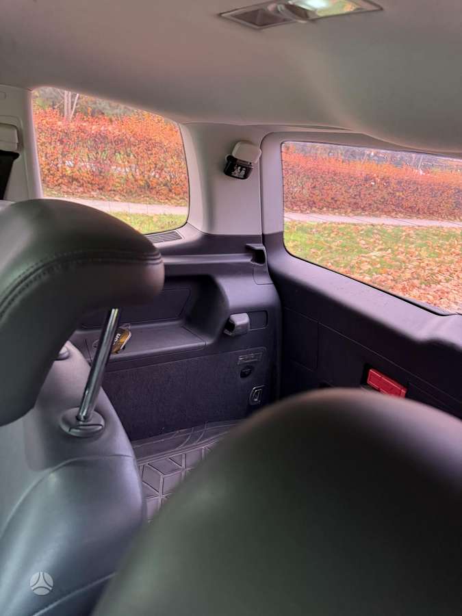Volkswagen Touran 2012 — photo 14
