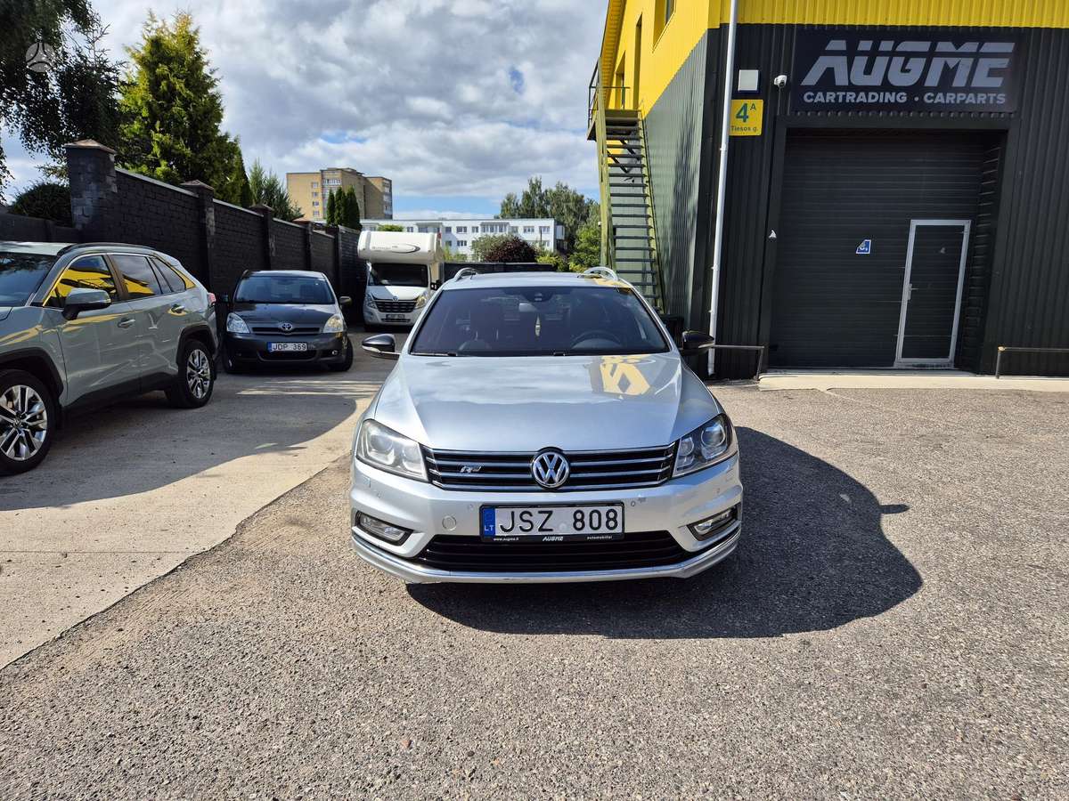 Volkswagen Passat 2011 — rear view