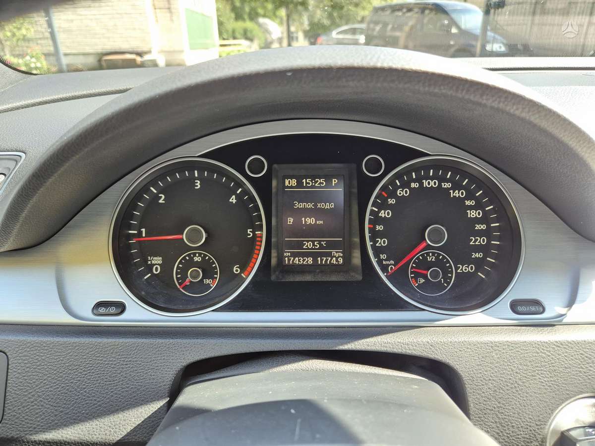 Volkswagen Passat 2011 — photo 36