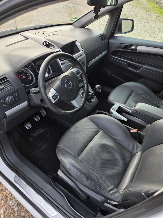 Opel Zafira 2010 — photo 8