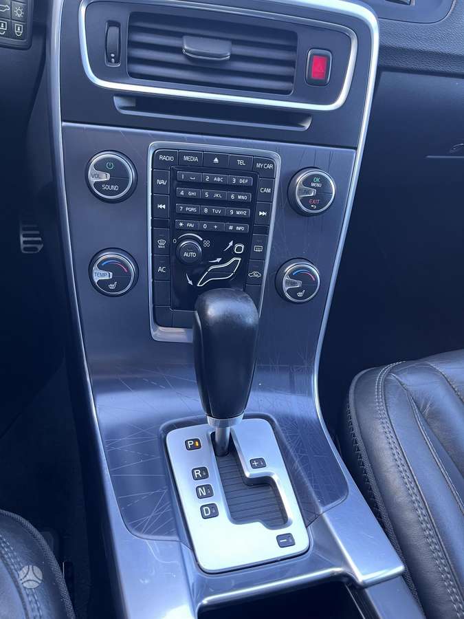 Volvo V60 2011 — photo 15