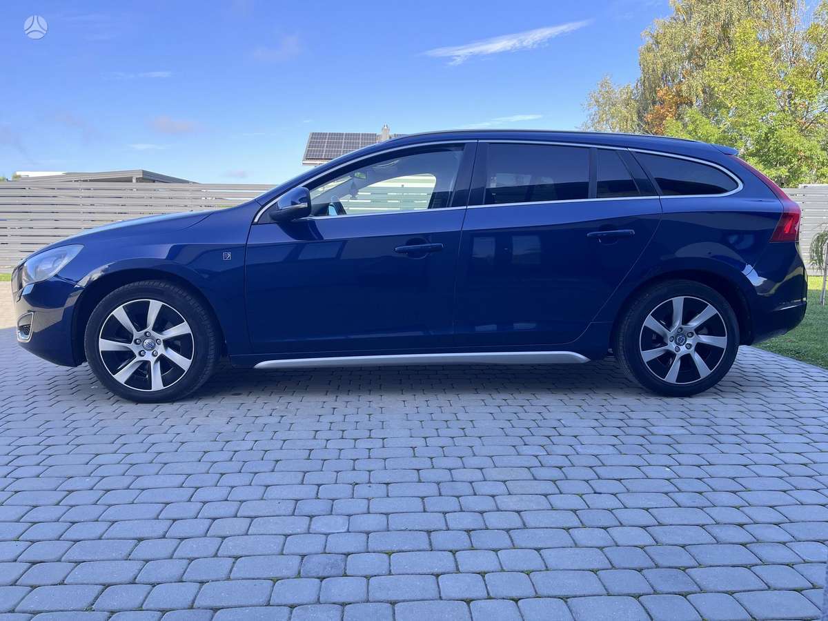 Volvo V60 2011 — rear view