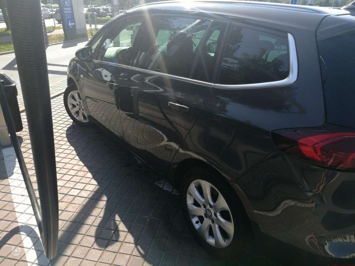 Opel Zafira 2013 — вигляд ззаду