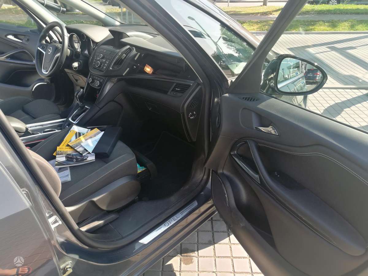 Opel Zafira 2013 — салон