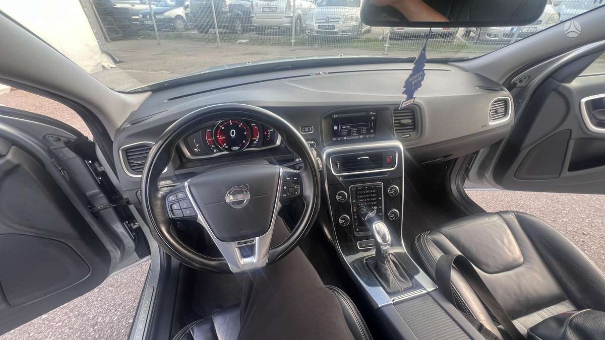 Volvo V60 2013 — photo 11
