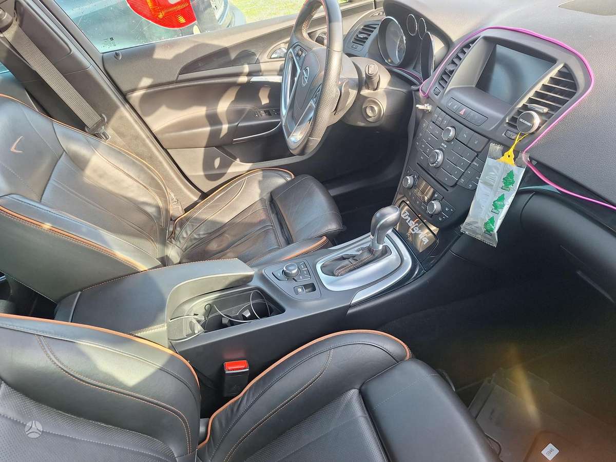 Opel Insignia 2012 — вигляд ззаду