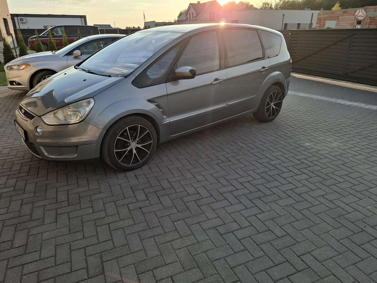 Ford S-MAX 2009 — rear view