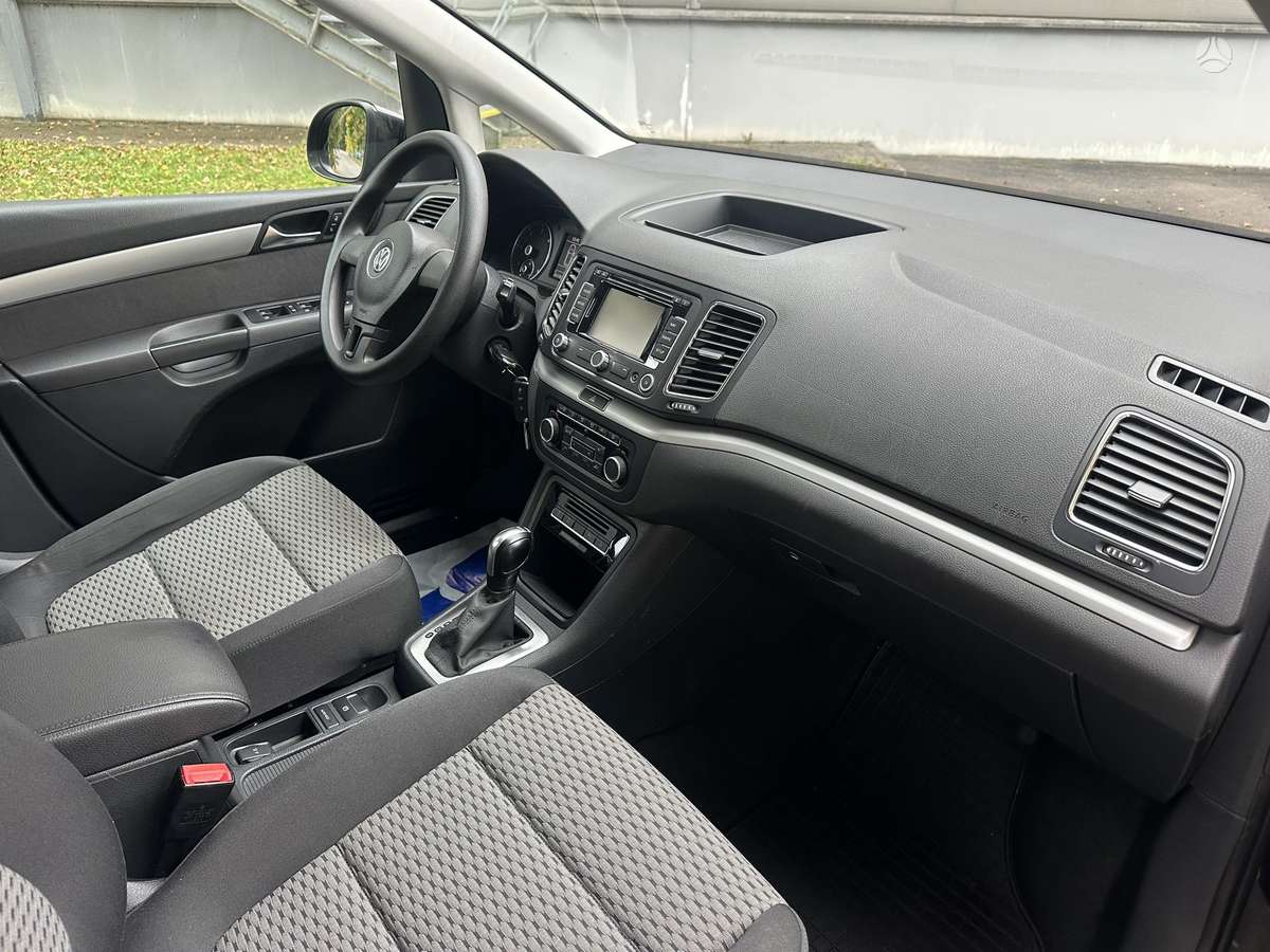 Volkswagen Sharan 2011 — photo 16