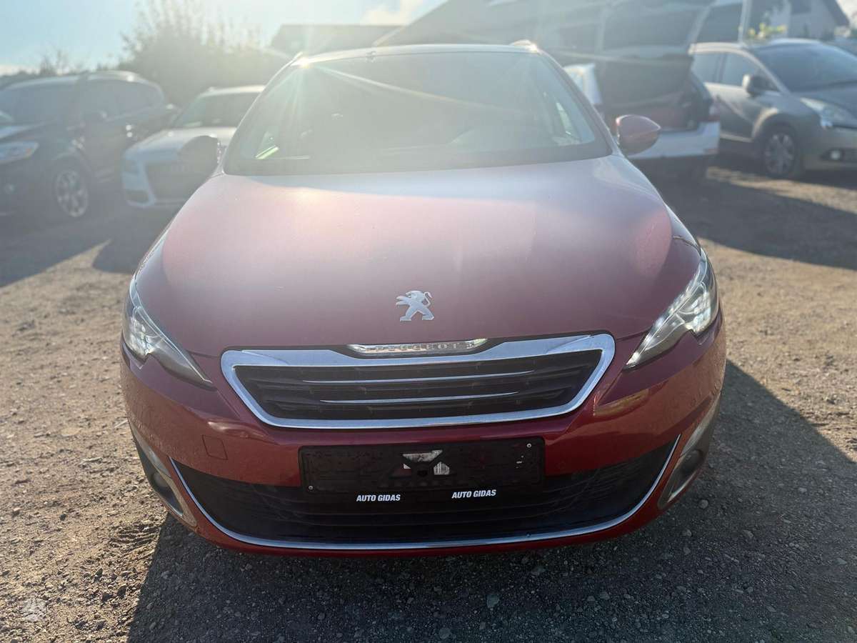 Peugeot 308 2015 — вигляд ззаду