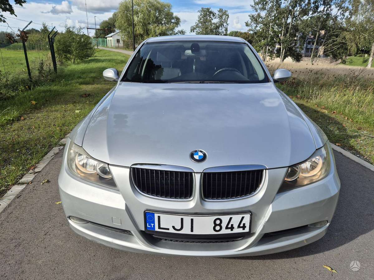 BMW 318 2007 — rear view
