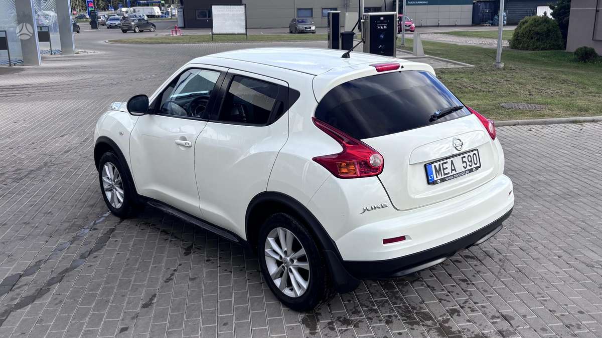 Nissan Juke 2011 — rear view