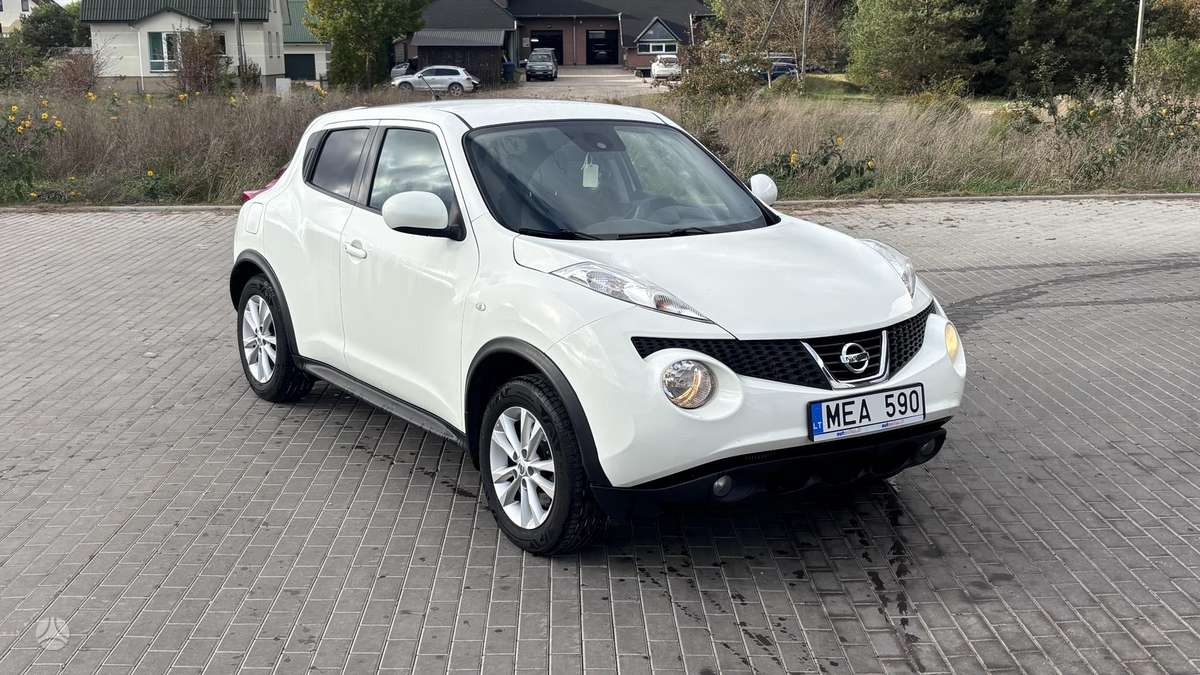 Nissan Juke 2011 — interior