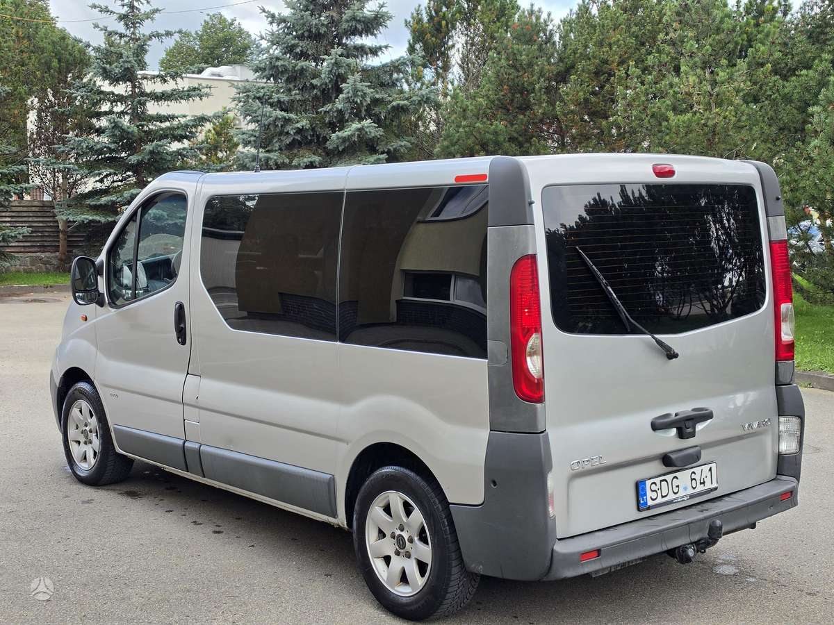 Opel Vivaro 2009 — вигляд ззаду