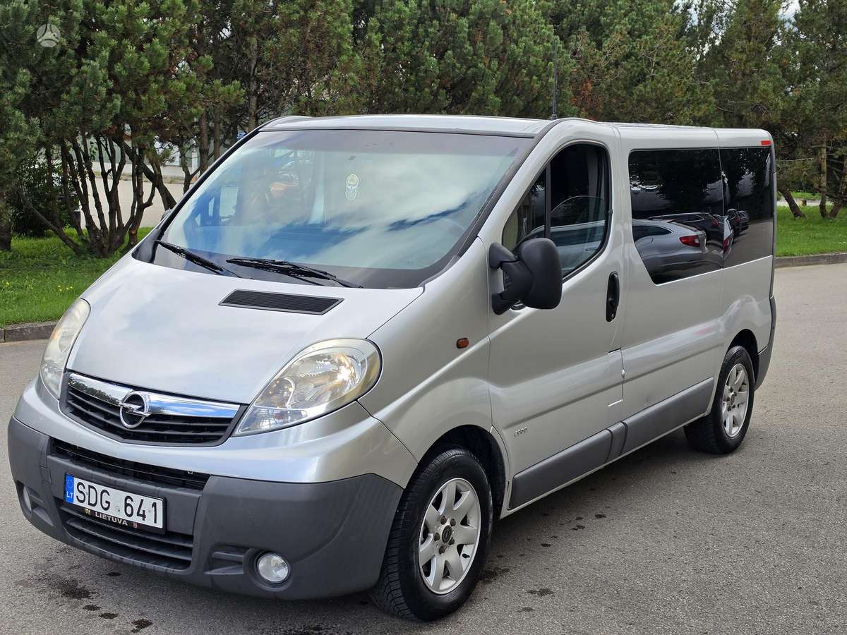 Opel Vivaro 2009 — салон